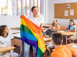 Kinderhort vor  Gericht: Die Regenbogenflagge steht für die Werte des Grundgesetzes